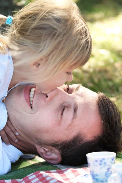 Padre giocare con la figlia su picnic — Foto Stock