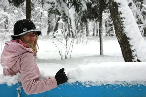 Menina no parque no inverno — Fotografia de Stock