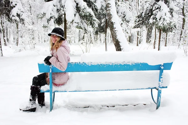 Menina no parque no inverno — Fotografia de Stock