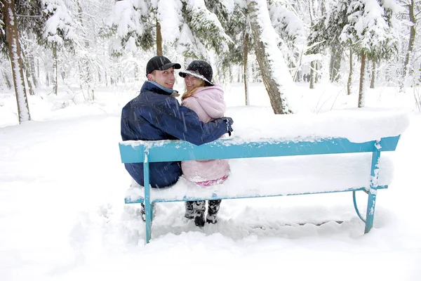 Couple in winter park — Stock Photo, Image