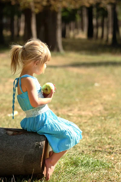 Krásná holčička s apple na přírodu — Stock fotografie