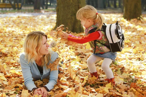 Piękne dziewczynki gry z matką w lesie jesienią — Zdjęcie stockowe