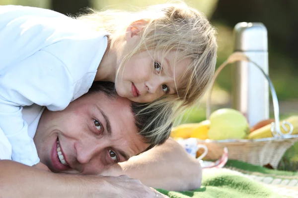 Padre joven con su hija en el picnic — Foto de Stock