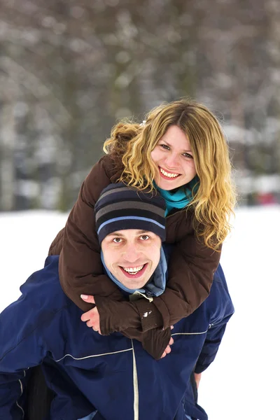 Young couple in winter park — Stock Photo, Image