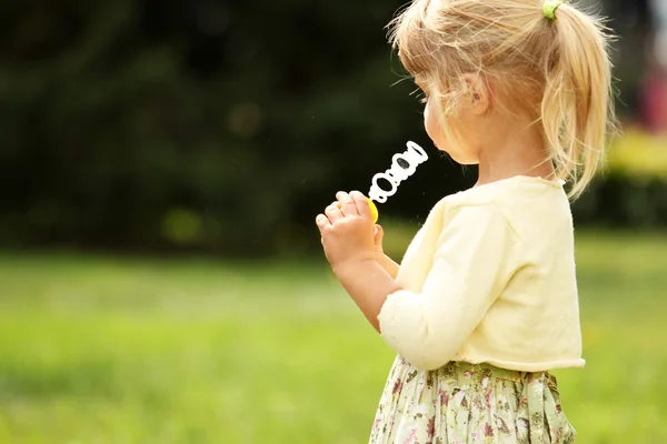 Meisje met zeepbellen — Stockfoto