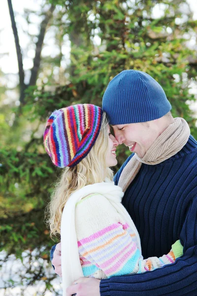 Молодая пара в парке зимой — стоковое фото