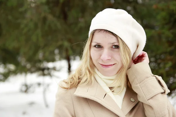 Ragazza nel parco in inverno — Foto Stock