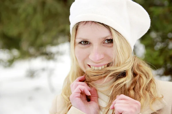 Menina no parque no inverno — Fotografia de Stock