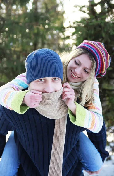 Een jong koppel in de liefde in het park in de winter — Stockfoto