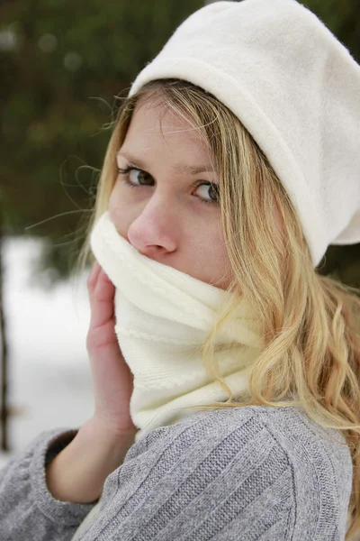 Menina no parque no inverno — Fotografia de Stock