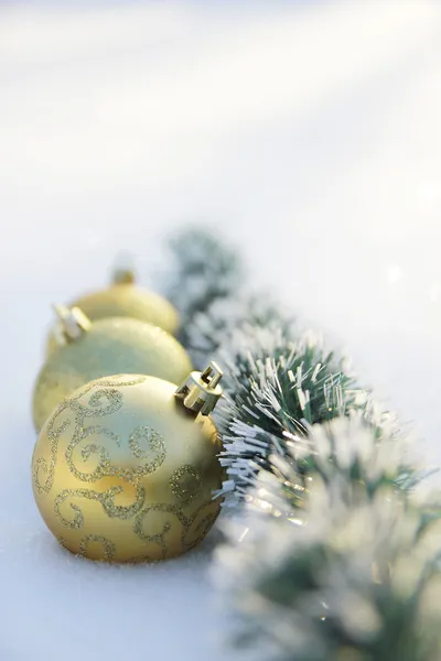 Brinquedos de Natal na neve — Fotografia de Stock