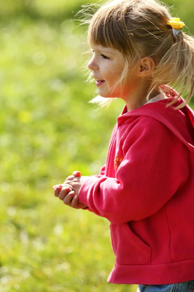 Belle petite fille sur la nature — Photo