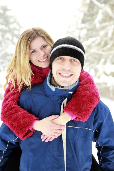 Fiatal pár a parkban, télen — Stock Fotó