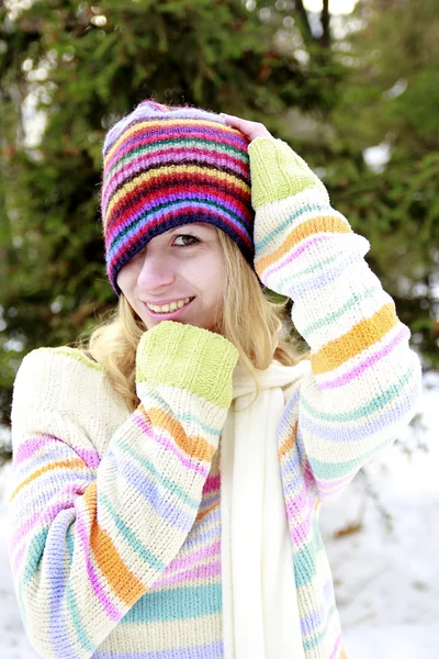 Girl in the park in winter — Stock Photo, Image