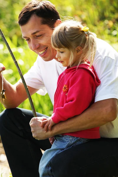 Vater mit kleiner Tochter in Gummistiefeln am See — Stockfoto