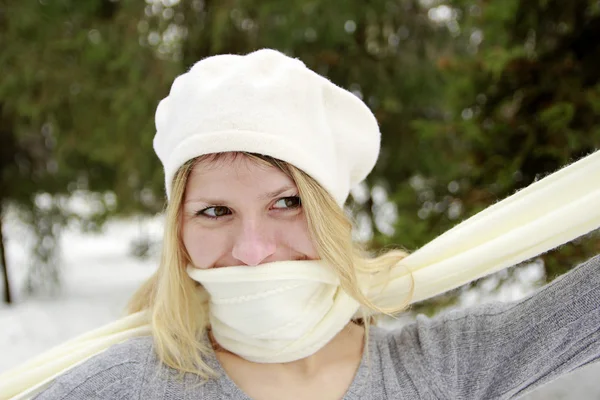 Ragazza nel parco in inverno — Foto Stock