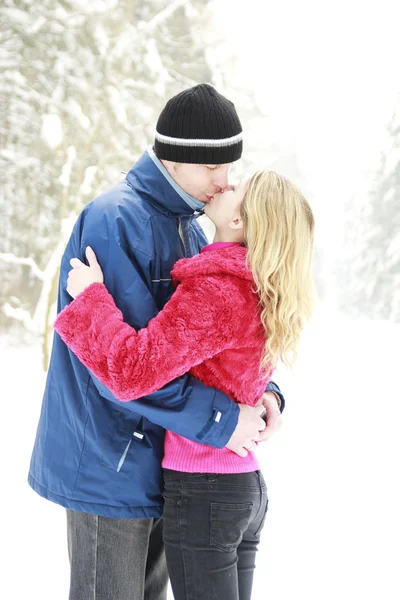 Giovane coppia al parco in inverno — Foto Stock