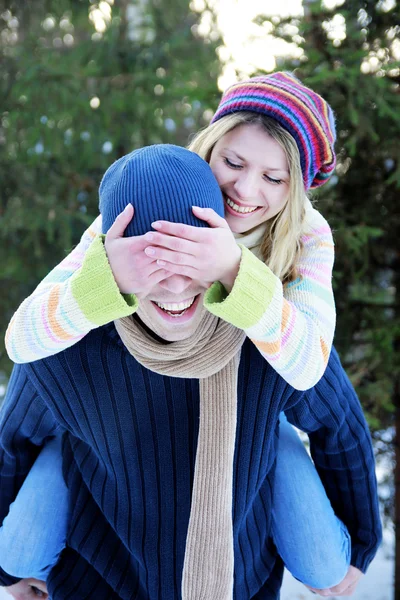 Jovem casal no parque no inverno — Fotografia de Stock