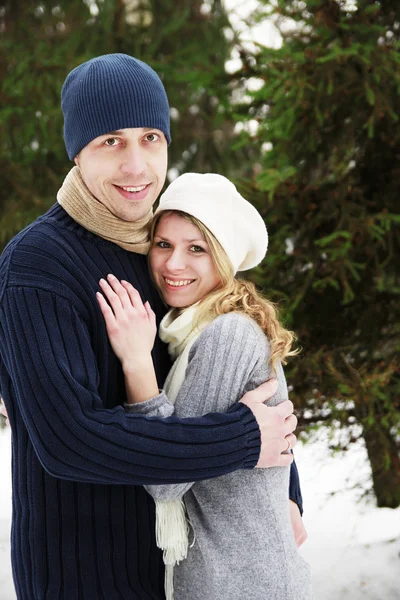 Una giovane coppia innamorata nel parco in inverno — Foto Stock