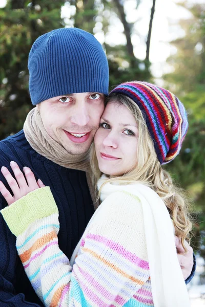 Um jovem casal apaixonado no parque no inverno — Fotografia de Stock