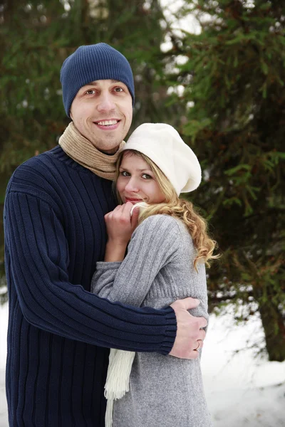 A young couple in love in the park in winter — Stock Photo, Image