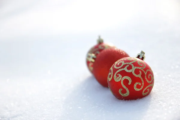 Noel oyuncaklar kar — Stok fotoğraf
