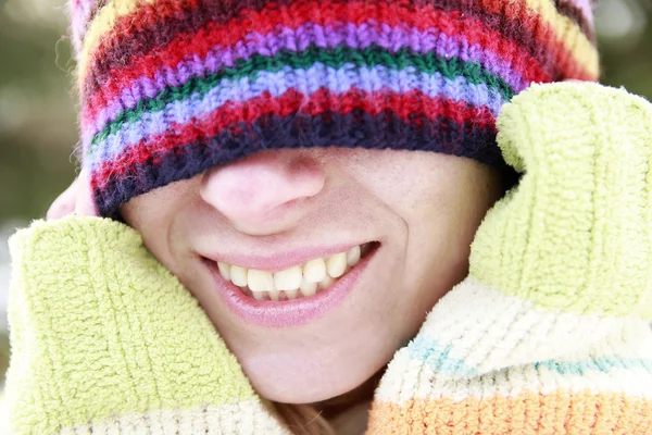 Girl in the park in winter — Stock Photo, Image