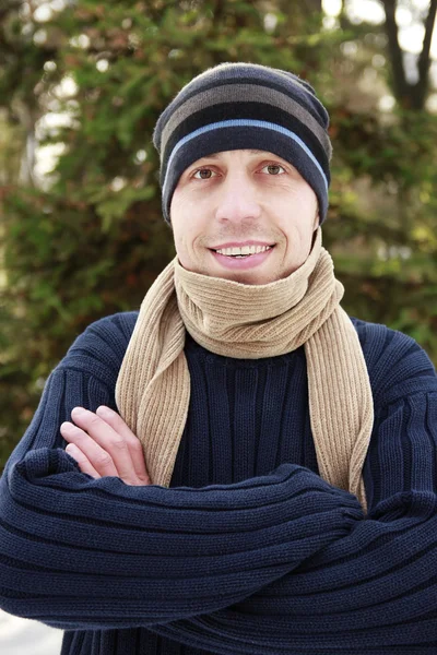 Młody człowiek w parku w zimie — Zdjęcie stockowe