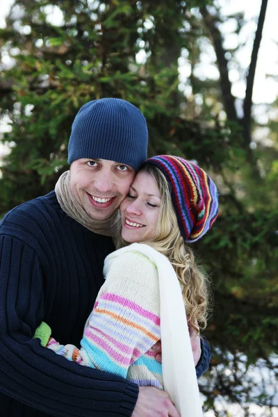 Een jong koppel in de liefde in het park in de winter — Stockfoto