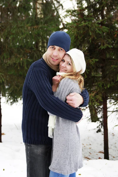 Jovem casal no parque no inverno — Fotografia de Stock