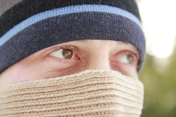 Jongeman in een park in de winter — Stockfoto