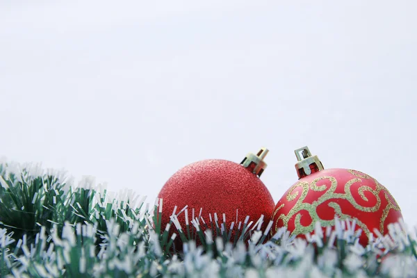 Ram med en leksak i snön — Stockfoto