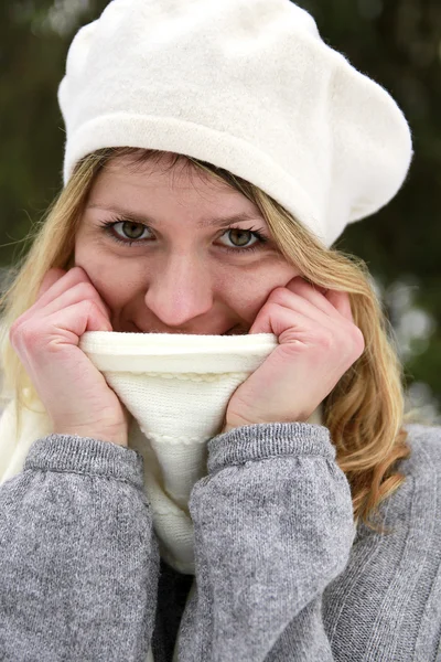 Girl in the park in winter — Stock Photo, Image