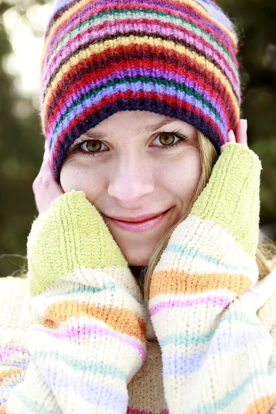 Girl in the park in winter — Stock Photo, Image