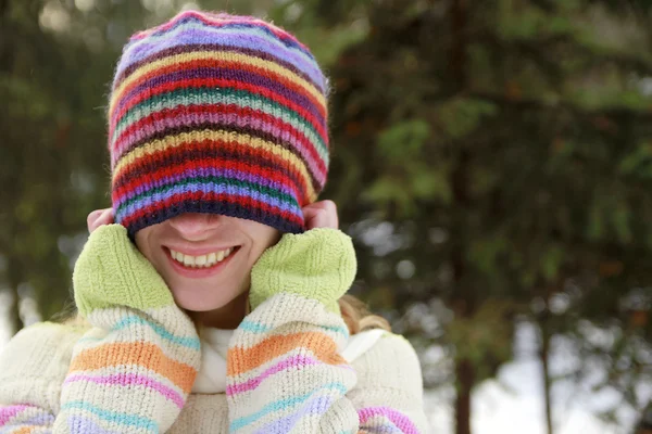 Girl in the park in winter — Stock Photo, Image