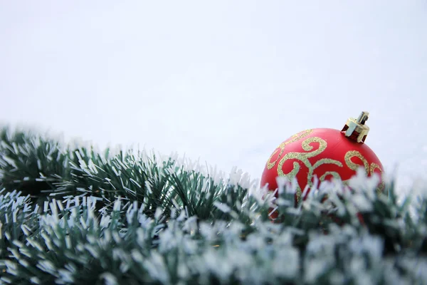 Frame met een speeltje in de sneeuw — Stockfoto