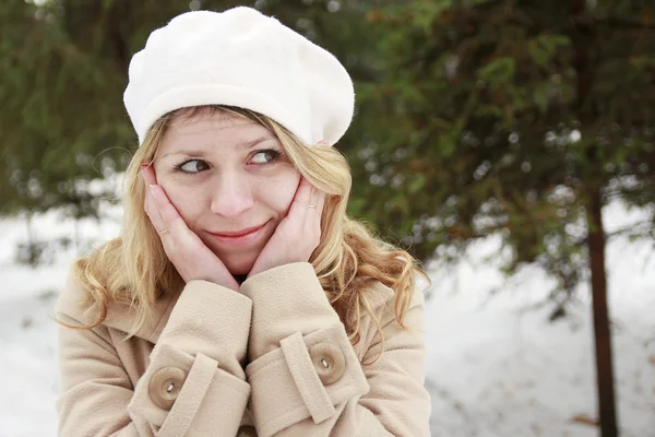 Ragazza nel parco in inverno — Foto Stock