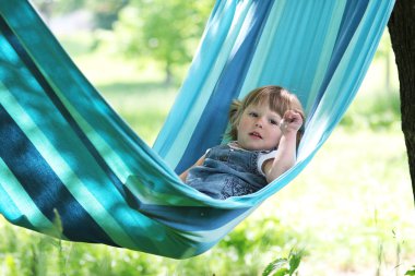 küçük kız bir hamak