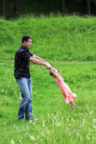 Menina brincar com o pai na natureza — Fotografia de Stock