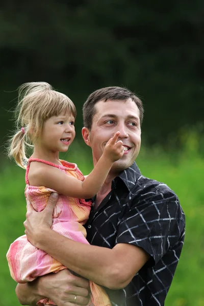 Holčička si s tátou v přírodě — Stock fotografie