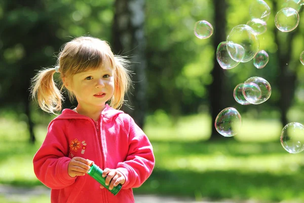 Liten flicka med bubbla — Stockfoto