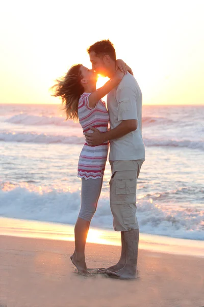 Pareja en la orilla del mar — Foto de Stock