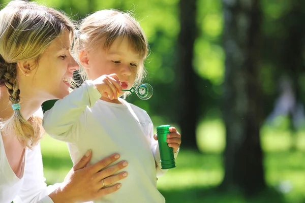 Liten flicka med såpbubbla — Stockfoto