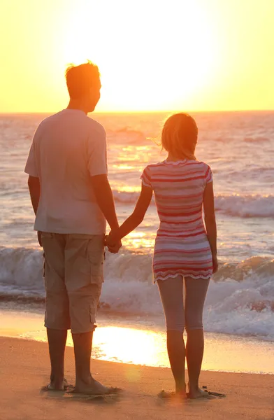 Casal na costa do mar — Fotografia de Stock