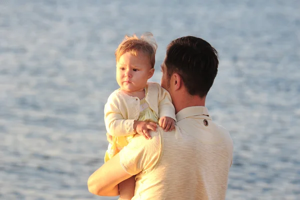 Padre con una figlia sulla riva del mare — Foto Stock