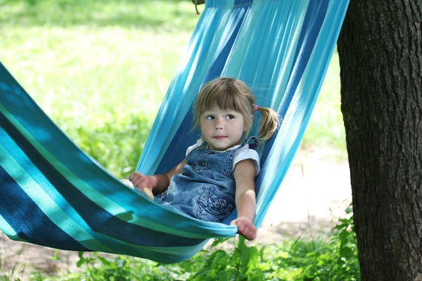 Kleines Mädchen auf einer Hängematte — Stockfoto