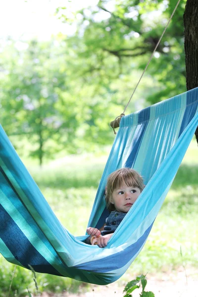 Petite fille sur un hamac — Photo