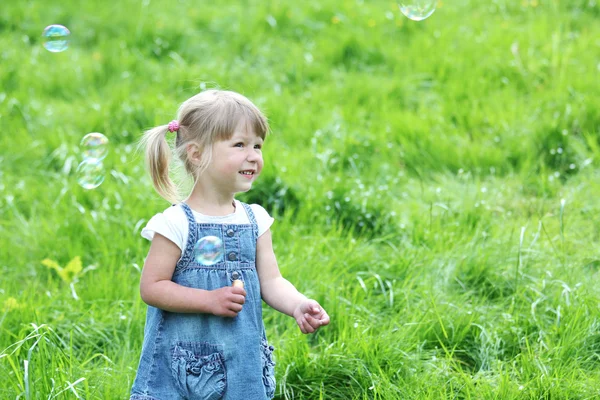 Bambina con bolle — Foto Stock