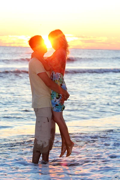 Casal no mar — Fotografia de Stock