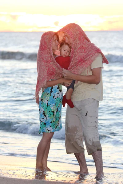 Familia en la orilla del mar — Foto de Stock